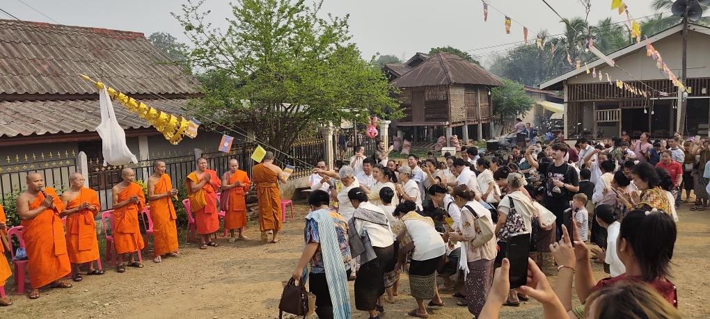 Le moment où il faut hisser la flèche à l'entrée du temple