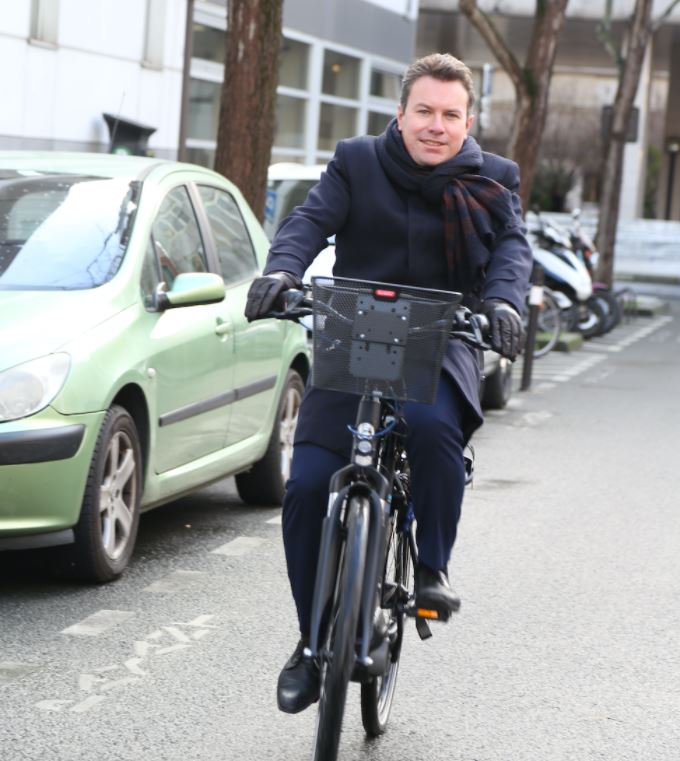 Député à vélo électrique