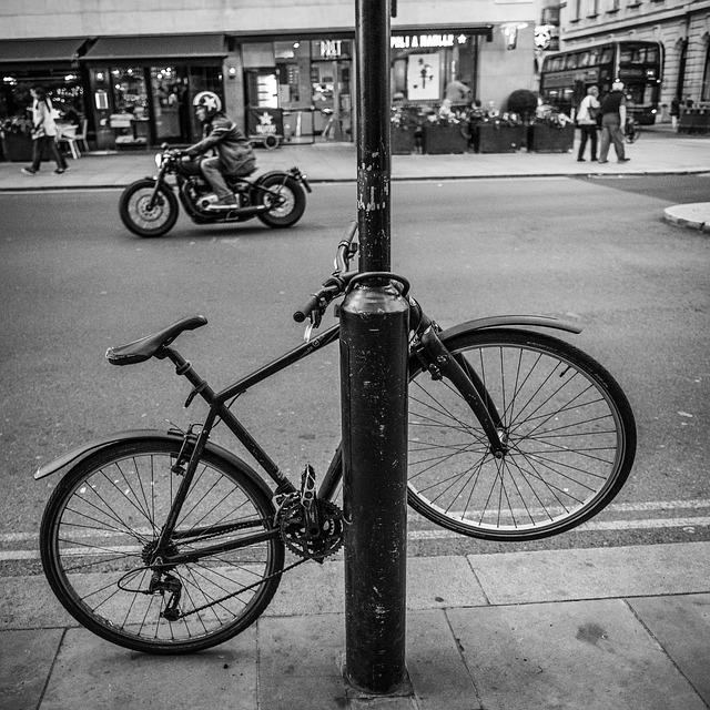 vélo noir paris