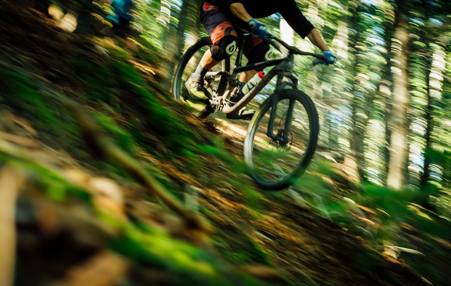 descente en VTT avec protection aux genoux