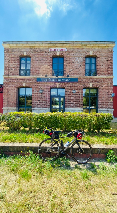 vélo le long d'une gare désaffectée