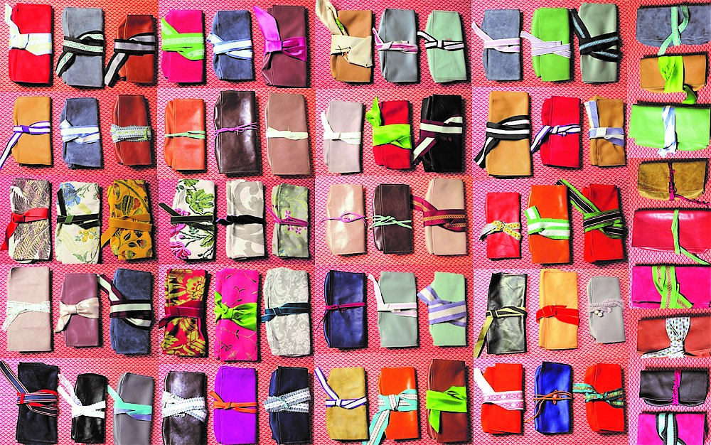 Farbkombinationen von Ledertäschchen mit Wickelband