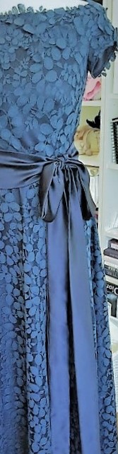 tintenblaues ausgestelltes Abendkleid aus Blätterspitze mit Applikationen und Satinschleifengürtel