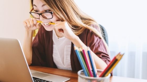Foto einer gestressten Frau am Laptop