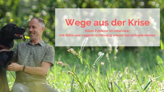Foto von Kilian Eyholzer in der Natur mit Hund zum Interview "Heilung durch Stille & Ernährung"