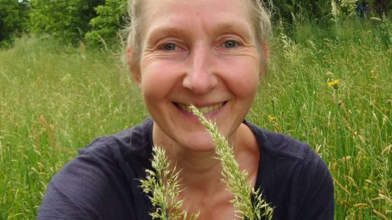 Selfie von Inga Dalhoff mit blühenden Gräsern zum Artikel "Was bei Heuschnupfen wirklich hilft"