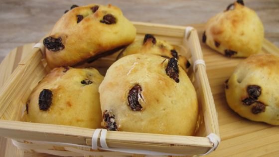 Vegane, gluten-, hefe- & zuckerfreie Rosinenbrötchen