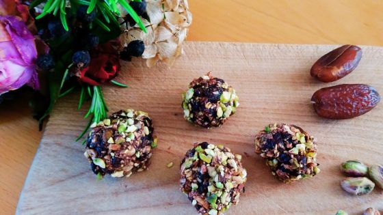 Pistazien-Kugeln mit Datteln, vegan, glutenfrei, zuckerfrei