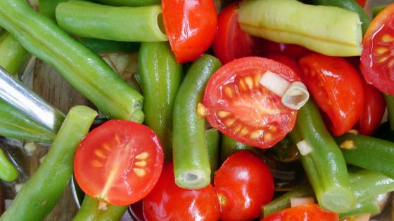 Sommerlicher Bohnen-Tomaten-Salat frisch und schnell