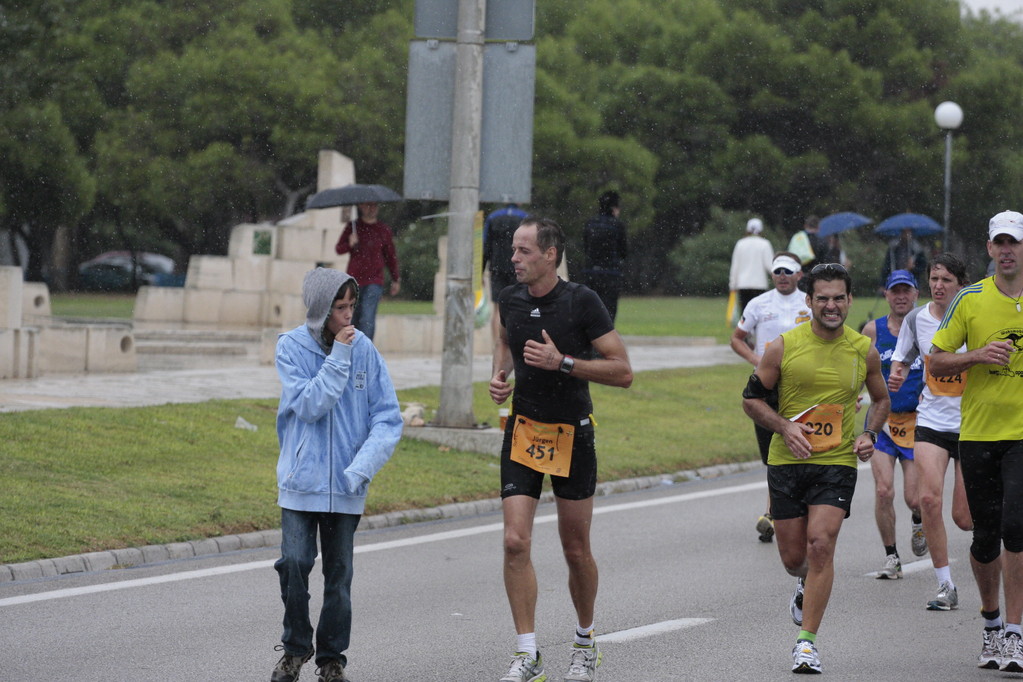 bei strömendem Regen den letzten Kilometer mit Sebastian