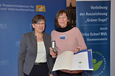 Das bayerische Umweltministerium ehrte jetzt Petra Altrichter für ihr Engagement im Naturschutz und zeichnete sie mit dem „Grünen Engel“ aus. (c) StMUV
