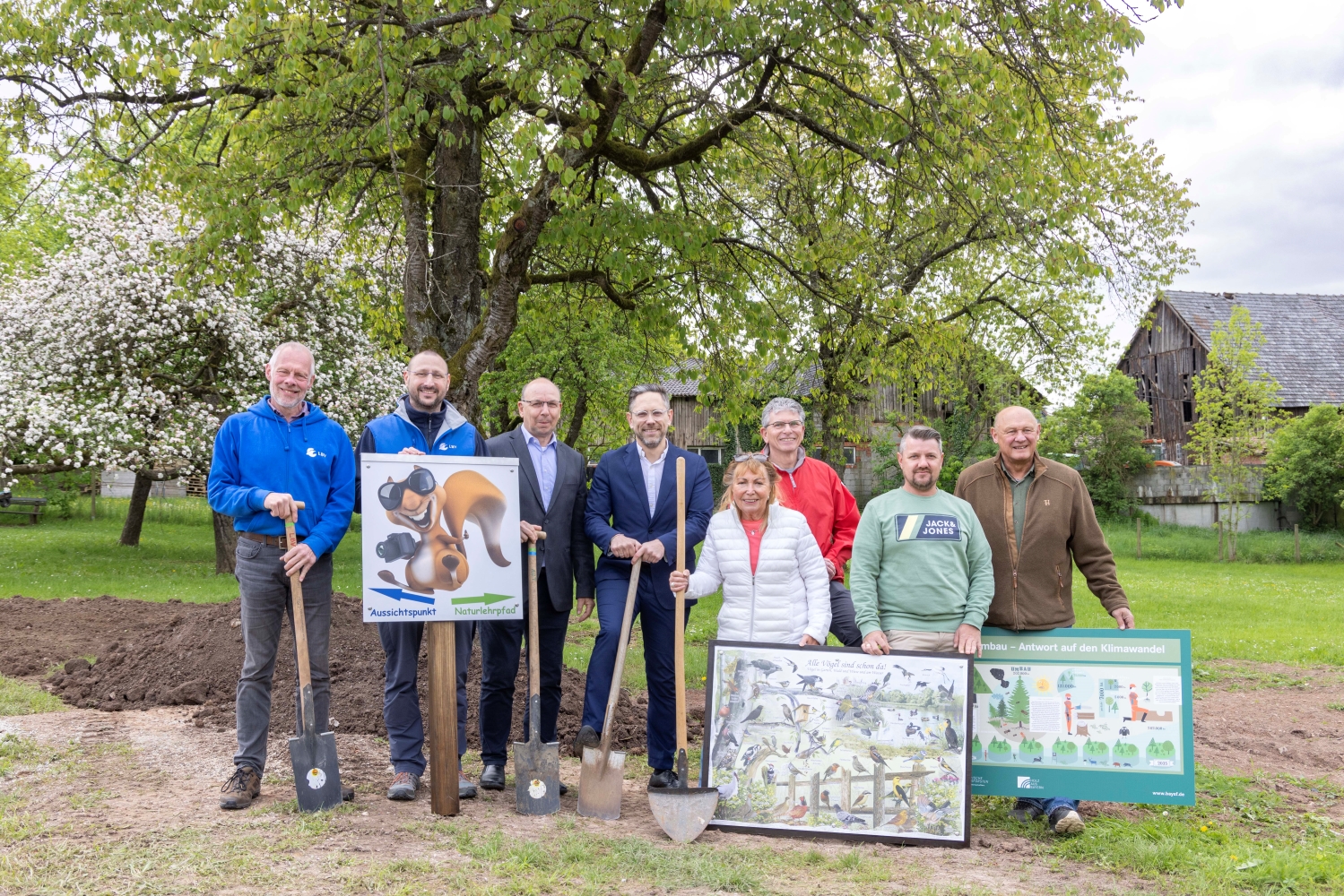 (v.li.): Frank Reißenweber (LBV), Thomas Herold (LBV), Thomas Lesch (2. Bgm Rödental), Philipp Steinberger, Firma Wöhner, Ingrid Ott, Heimatverein Rödental, Rainer Engelhardt, Sparkasse, Tobias Geisshardt, Heimatverein, Albert Schrenker, Staatsforsten.  