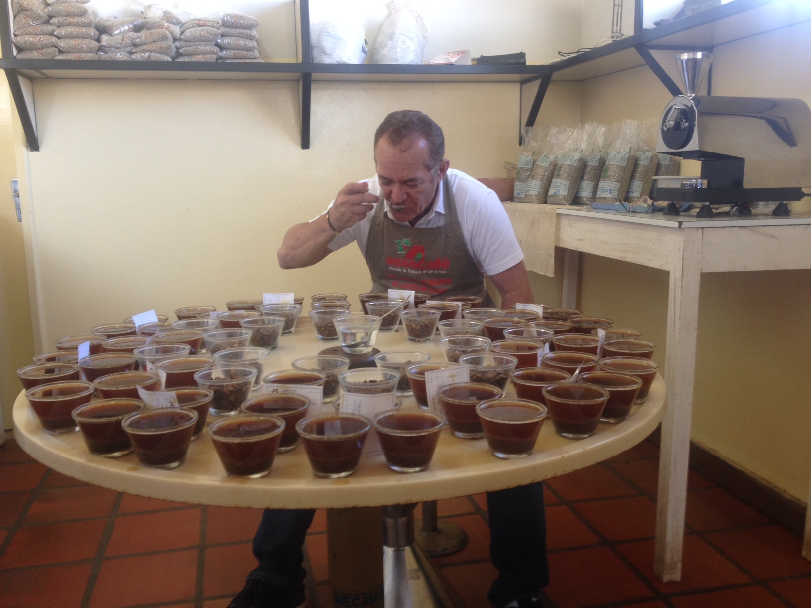 Kaffeesommelier Carlos Novaes bei der Kaffeeverkostung