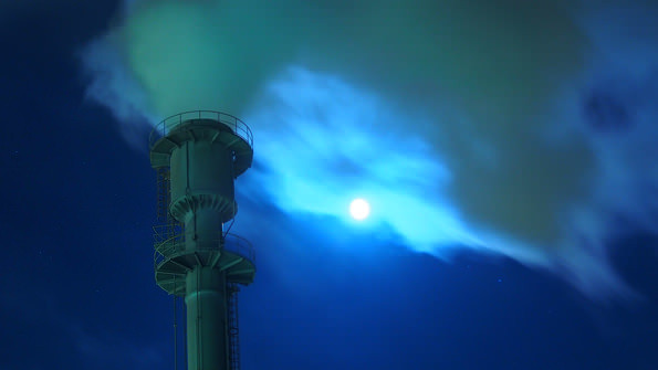 日本海水小名浜工場。月明かりと、吐き出される煙。幻想的な風景。