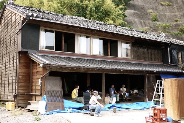 再生プロジェクトは、のんびり、少しずつ。縁側で麦茶を飲みながら語らう時間もまた大事。