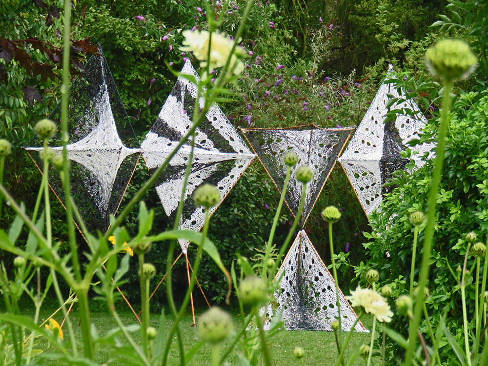 PARTITIONS, Jardin du Prieuré, Genets, été 2017