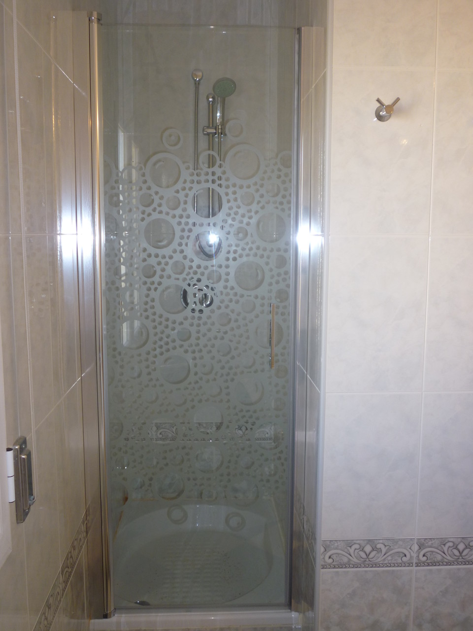 Mampara de ducha de 1 hoja abatible con vidrio decorado