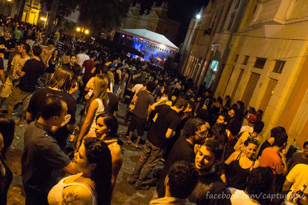 Menschen feiern durch die Nacht am Antenor Navarro Platz in Joao Pessoa