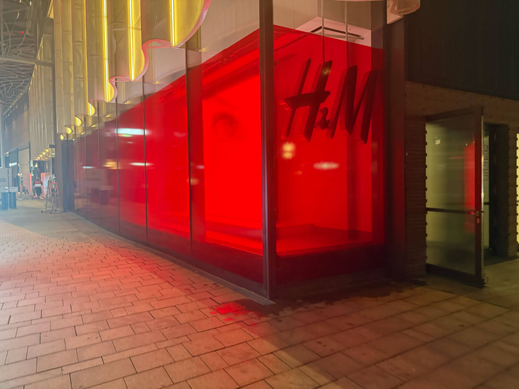 Schaufensterfolierung in Hamburg – professionelle Beschriftung & Werbefolie für mehr Sichtbarkeit