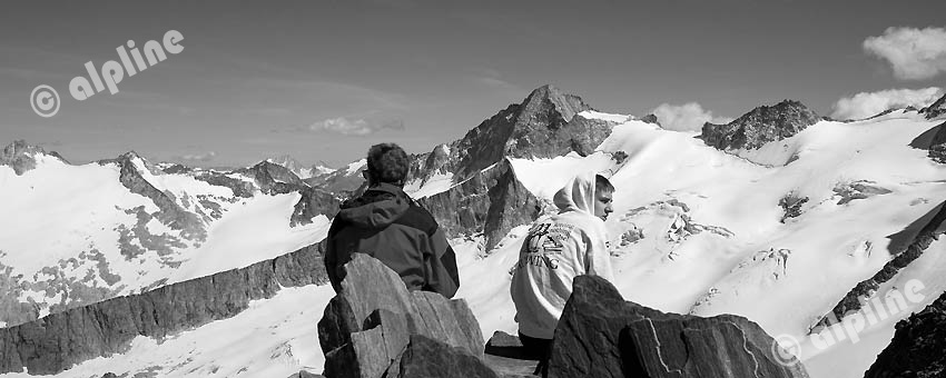 Tirol, Region Zillertal; Bergsteiger am Schönbichlerhorn, gegen v. li. Schwarzenstein, Hornspitzen, Turnekamp,