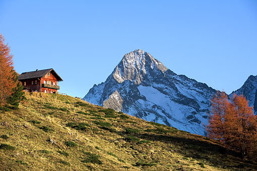 Die Lesachriegel Hütte bei Kals, gegen Glödis Spitze, (Schobergruppe) Osttirol