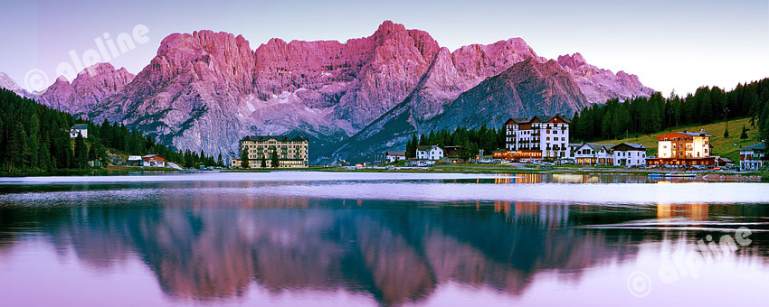 Der Misurinasee in den Dolomiten gegen die Sorapis Gruppe in der Abenddämmerung, Südtirol