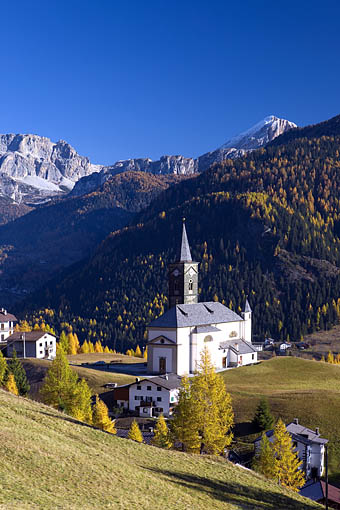 Italien, Südtirol, Dolomiten: Loste bei Alleghe (Cordevole-Tal) gegen Lagazoi und Tofana
