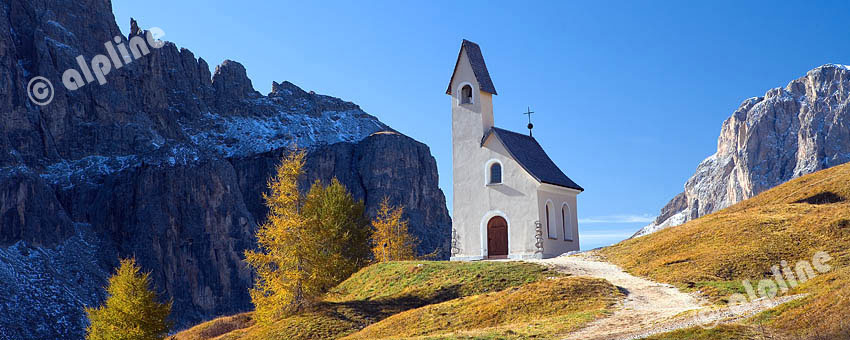 Alpini Kapelle am Grödner Joch gegen Langkofel, Dolomiten, Südtirol