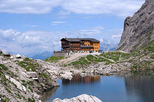 Der Laserz See mit Karlsbader Hütte in den Lienzer Dolomiten, Osttirol