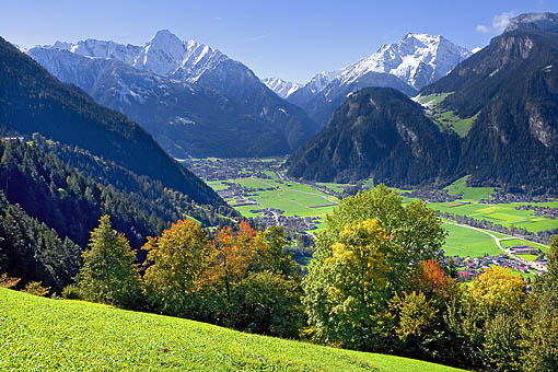 Tirol, Region Zillertal; Blick vom Ramsberg auf Mayrhofen gegen v. li. Dristener und Grinbergspitze.