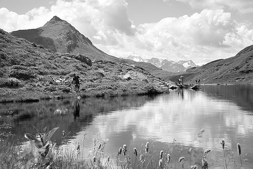 Der Scharzsee Nähe Bamberger Hütte in den Kitzbüheler Alpen, gegen die Reichenspitzgruppe in den Zillertaler Alpen, 