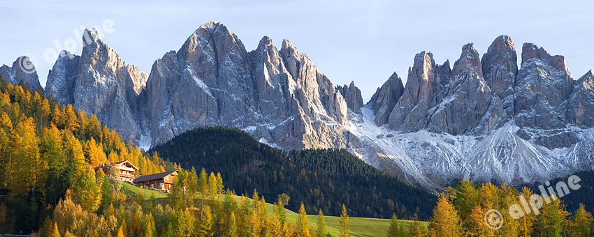 Bergbauernhöfe im Villnößtal gegen die Geislerspitzen, Dolomiten, Südtirol