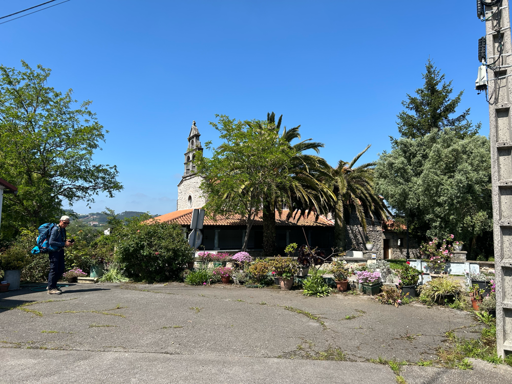 Kirche mir tollen Blumen und links Fred
