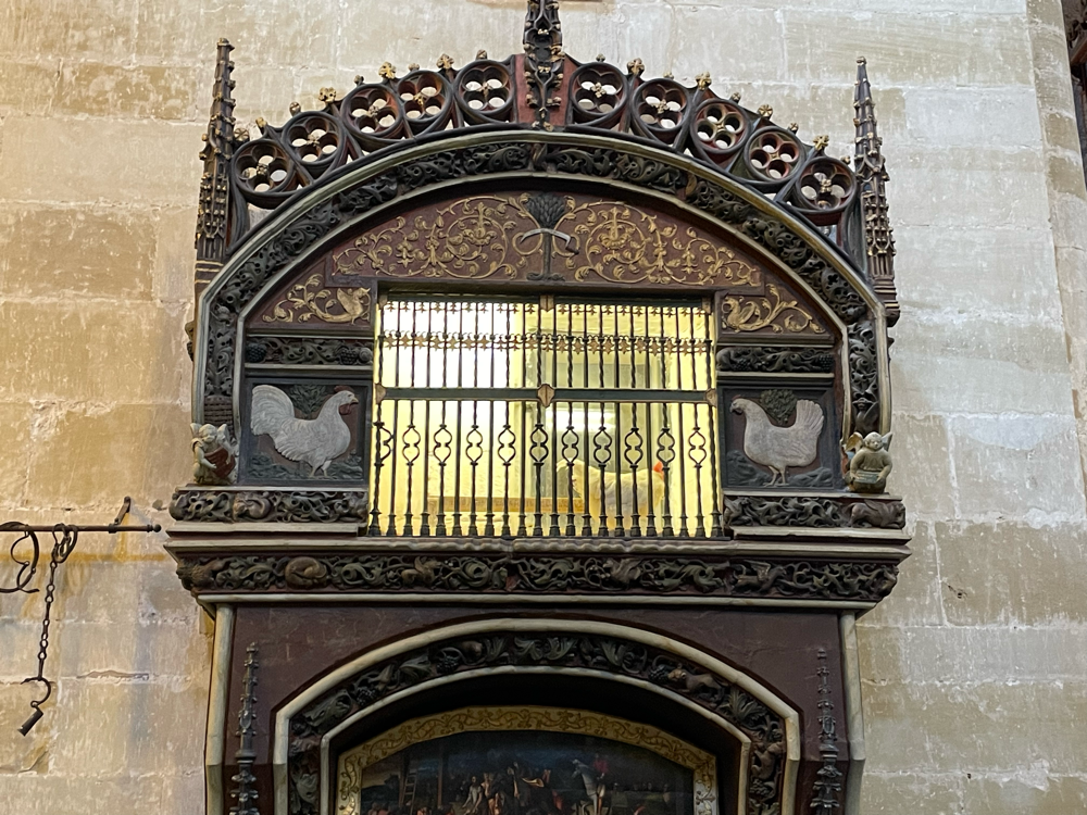 Der legendäre Hühnerstall in der Kathedrale von Santo Domingo de la Calzada