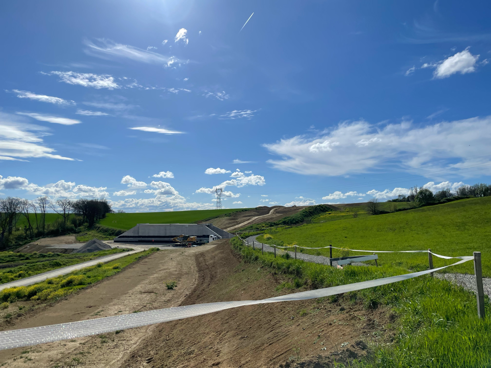 Die Autobahn frisst sich durch die Landschaft