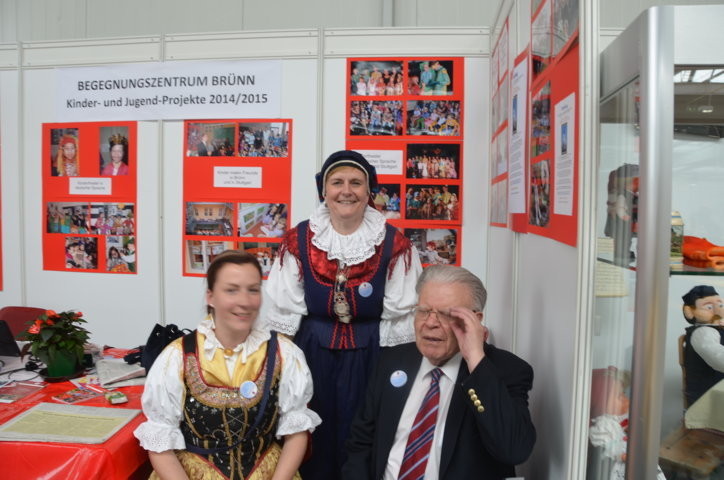 Egerländer in traditioneller Damentracht besuchen unseren STand 