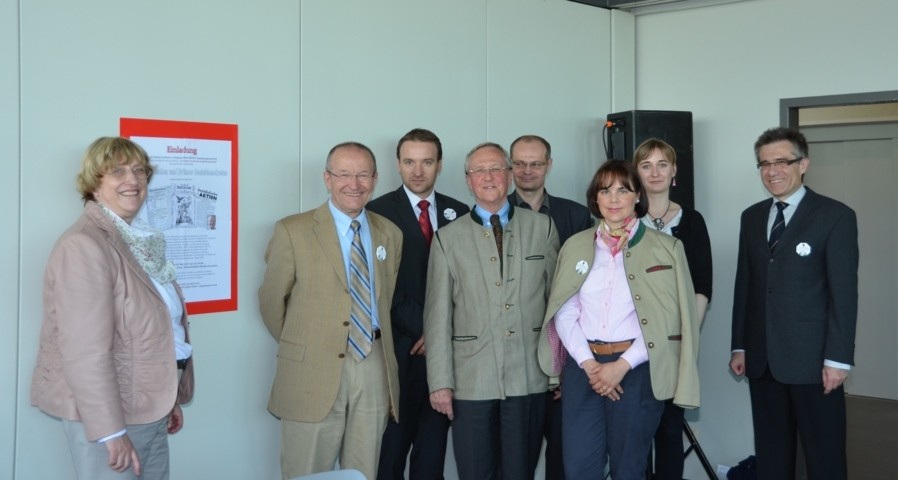 Herr Dr. Martin Bachstein, Martin Dzingel, der Präsident der Landesversammlung. Dr. Helmut Eikam, Vorstandsvorsitzender der Seliger Gemeinde, Dr. Mirek Němec, Frau Eikam, Frau Iveta Tomáštíková 