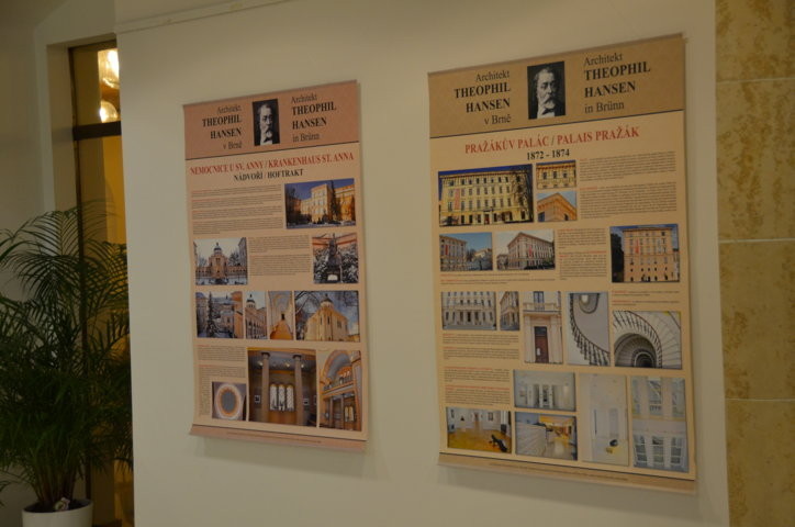 Unsere Ausstellung wird im Foyer der Botschaft präsentiert 