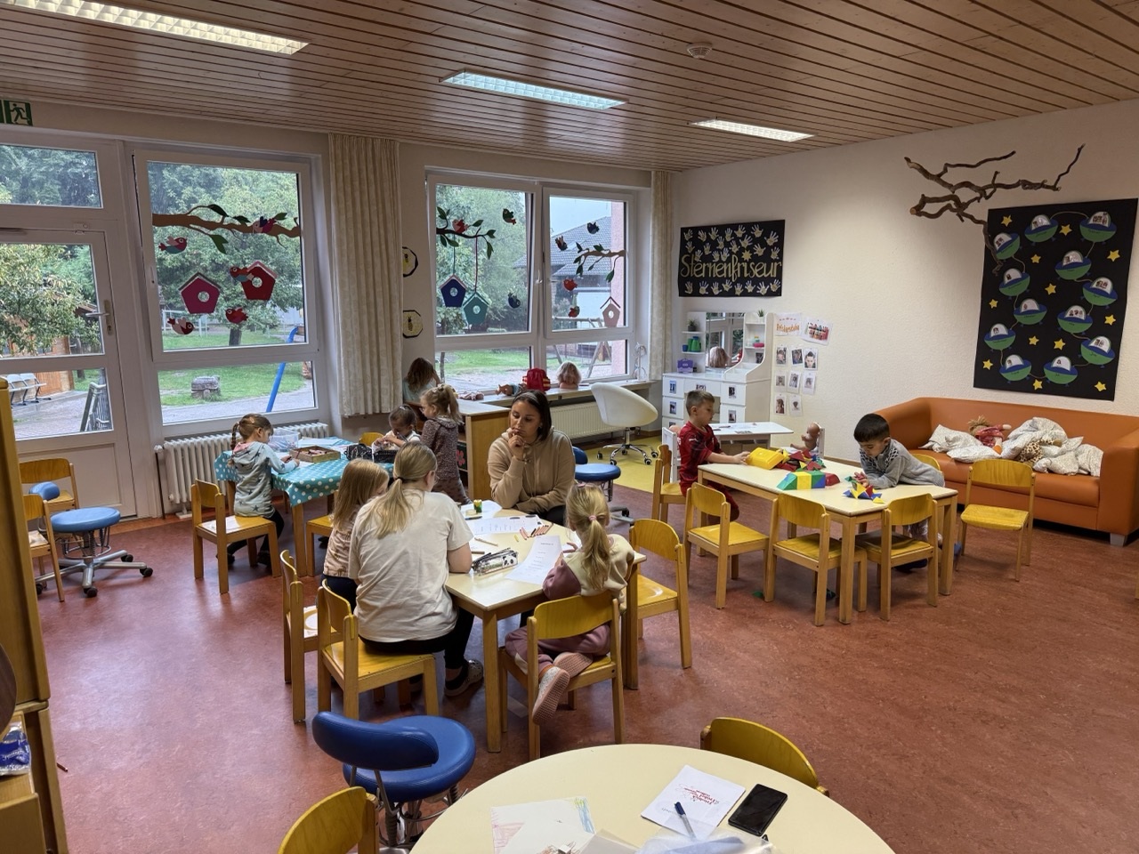 Mal-und Kreativbereich am Tisch mit Tischdecke