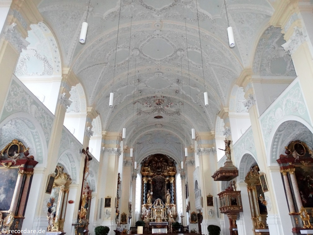 Blick durch das Kirchenschiff zum Hochaltar