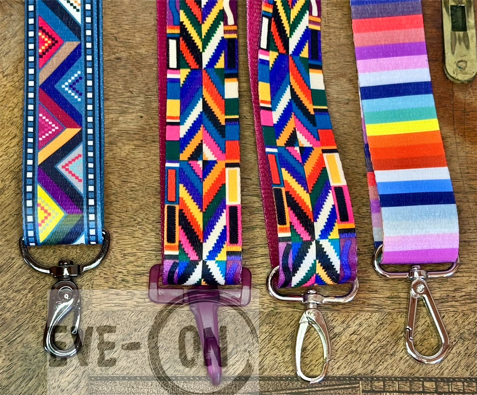 v.l.n.r. alle 40cm Ethno zickzack, Ethno bunt mit Kunststoffkarabiner, mit Metallkarabiner silber, bunt gestreift