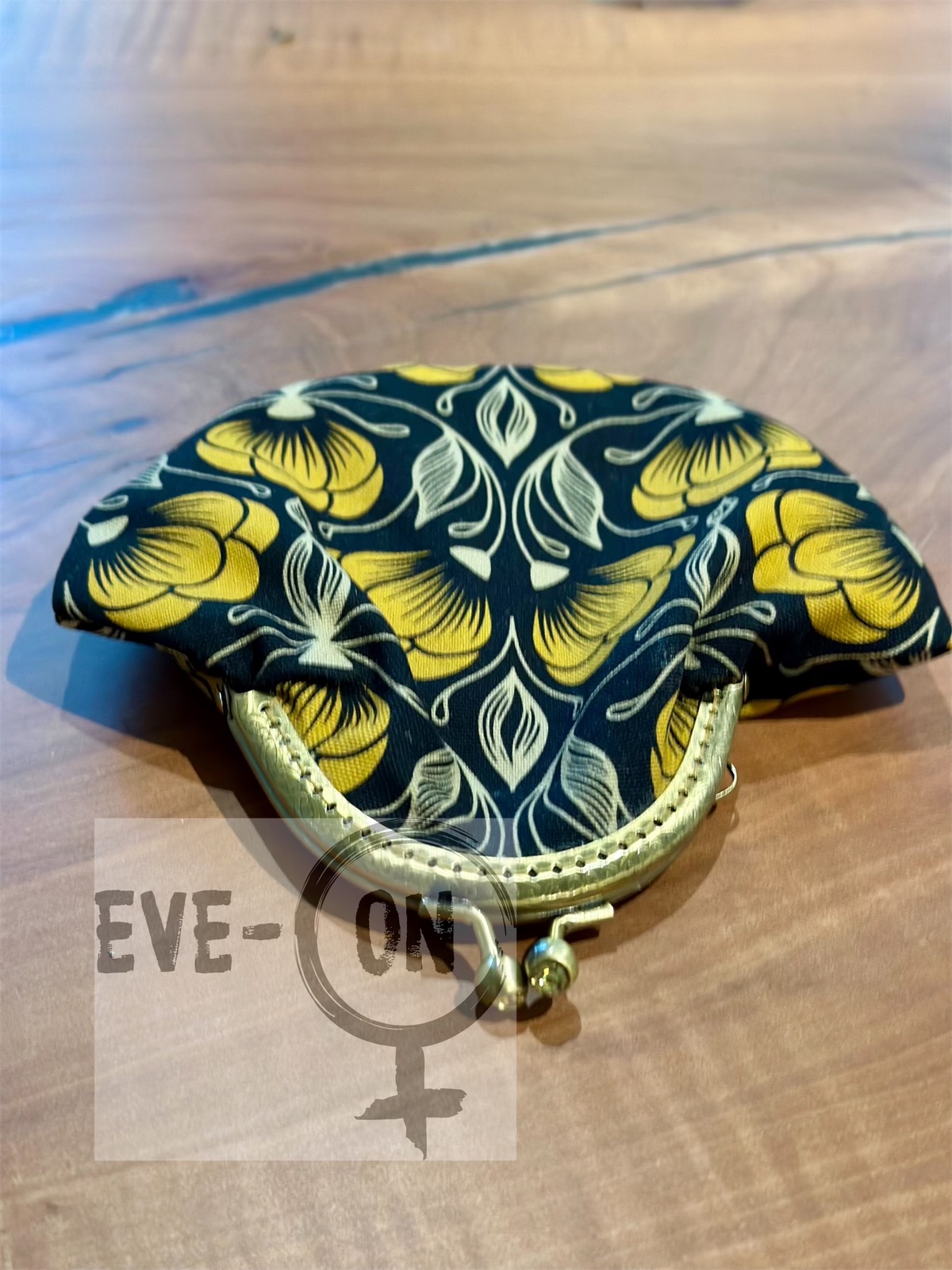 3212 Blumen senf schwarz CHF 37.50