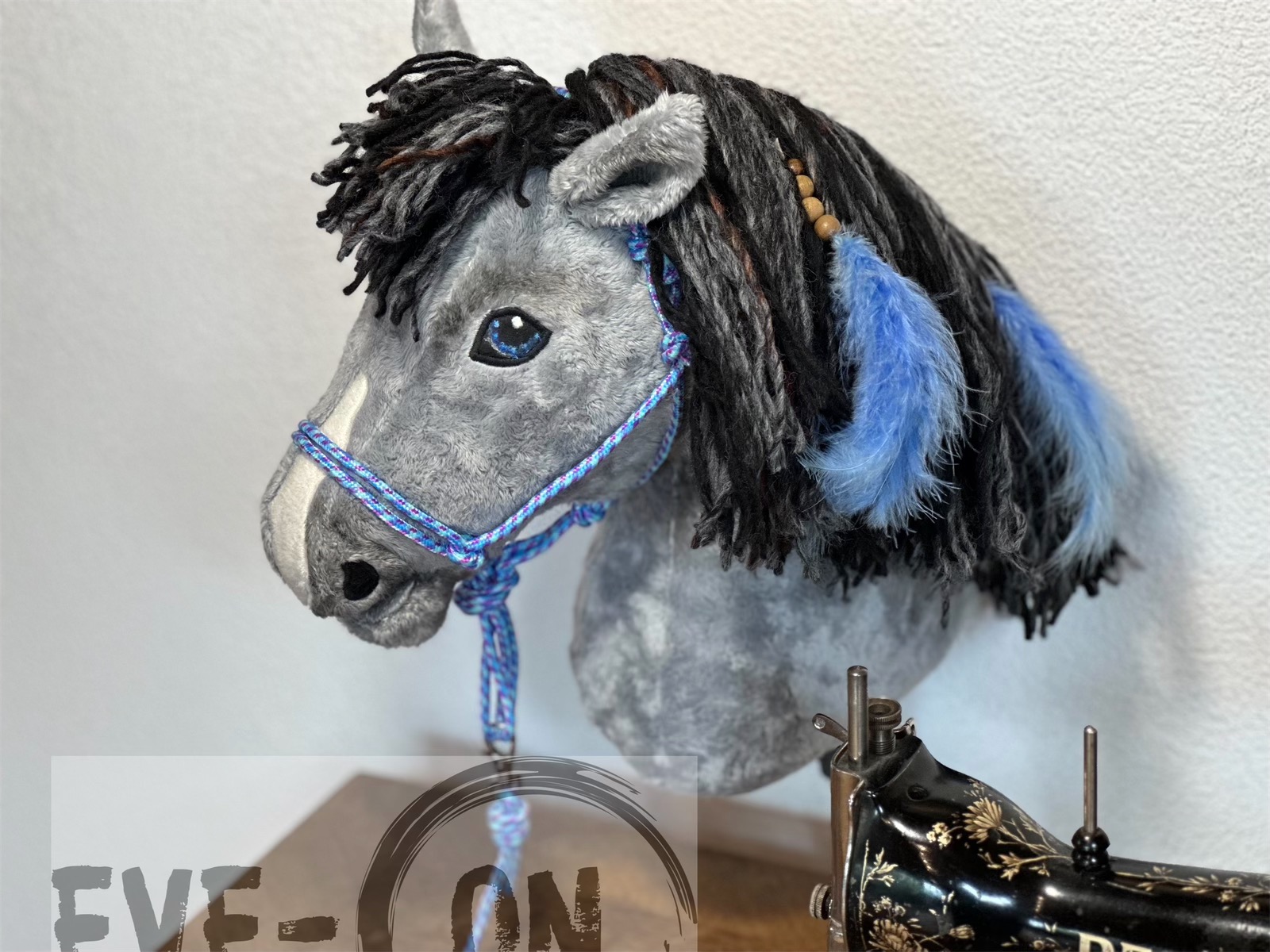 Graues Grösse M mit blauen Augen + Federn in der Mähne, erhältlich