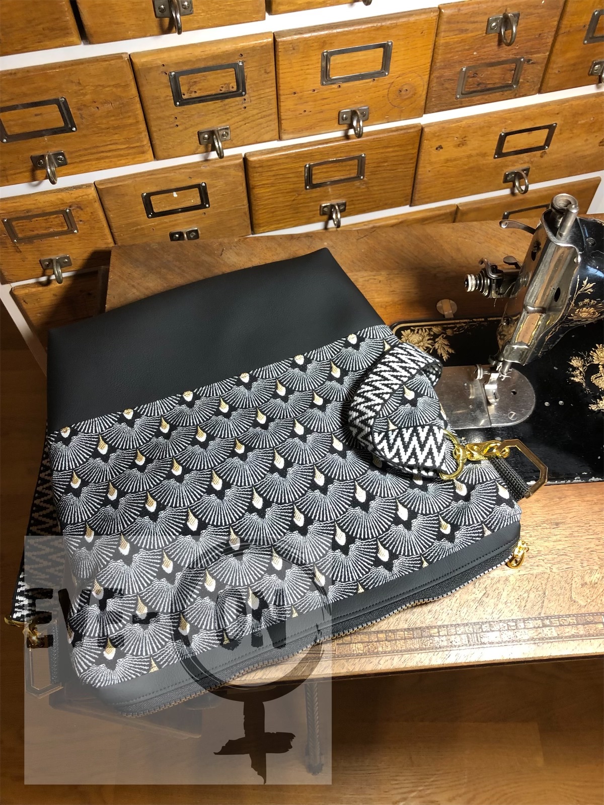 5034 Fächer schwarz gold, Boden Kunstleder CHF 85.00