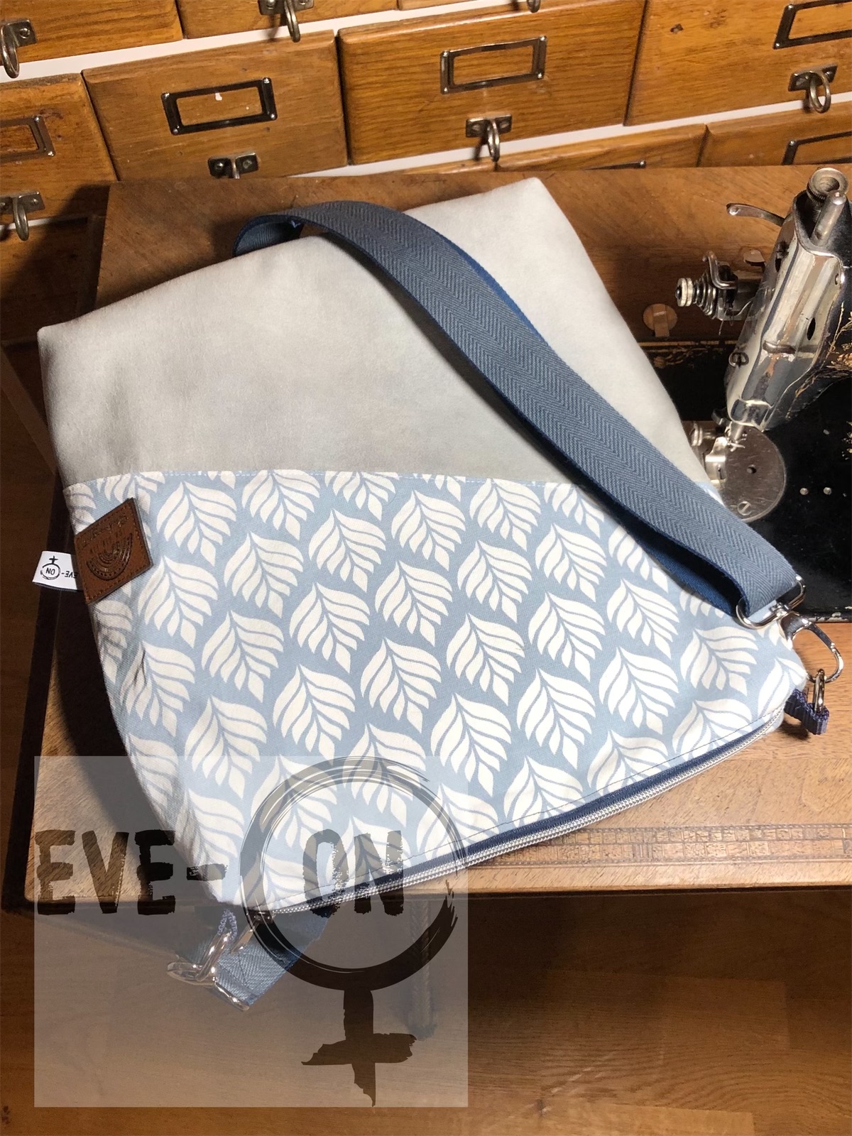 5030 Boden Kunstleder, Blätter blau CHF 85.00