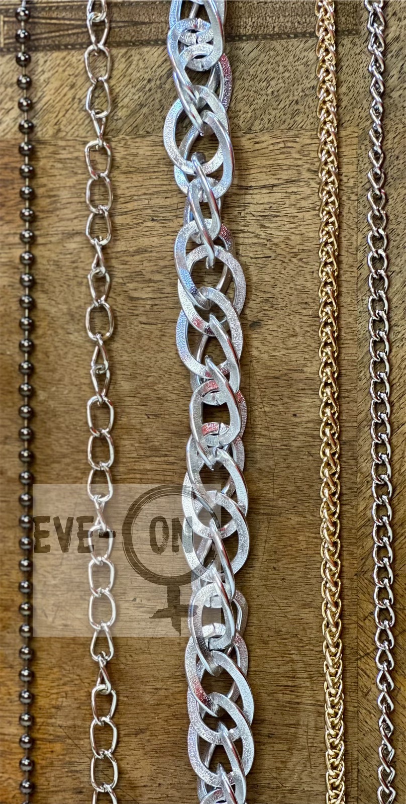 v.l.n.r. Kugelkette silber, Gliederkette silber, grosse Kette silber, Kette goldig, Gliederkette silber