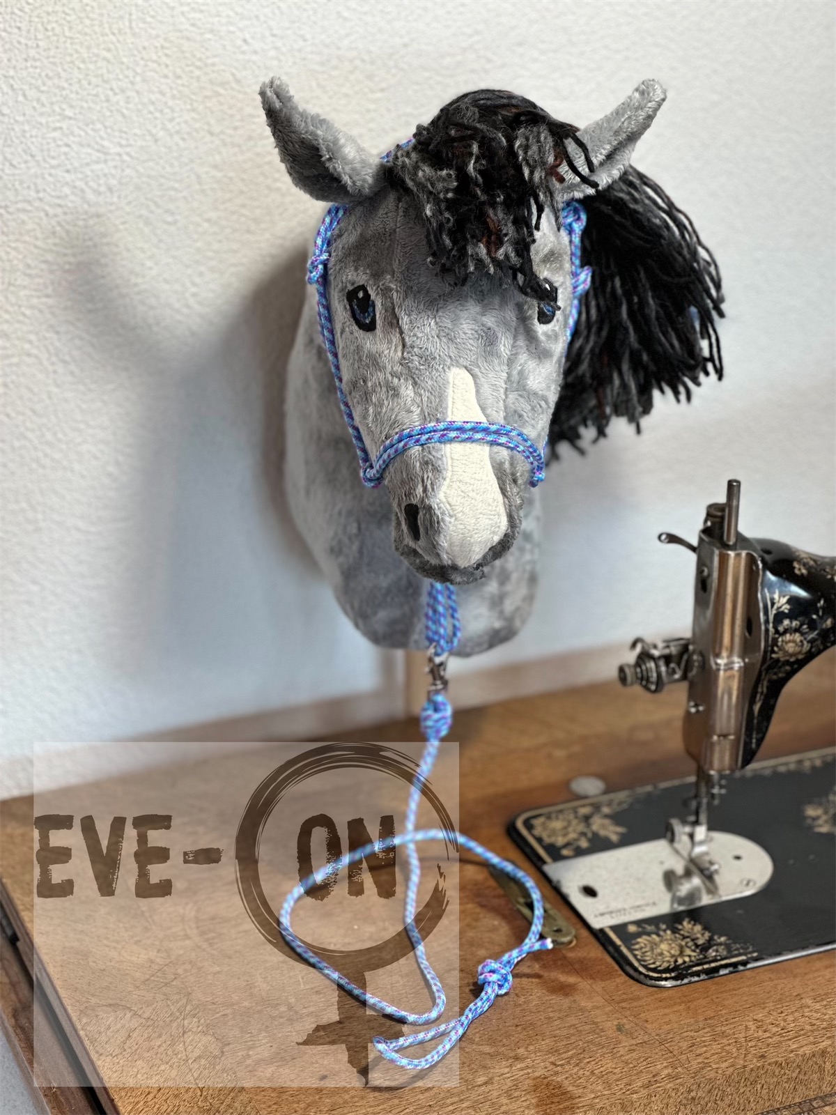 Graues Grösse M mit blauen Augen + Federn in der Mähne, erhältlich