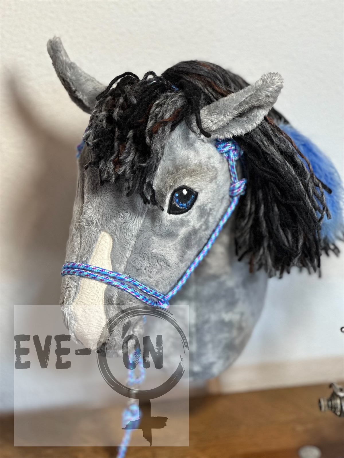Graues Grösse M mit blauen Augen + Federn in der Mähne, erhältlich