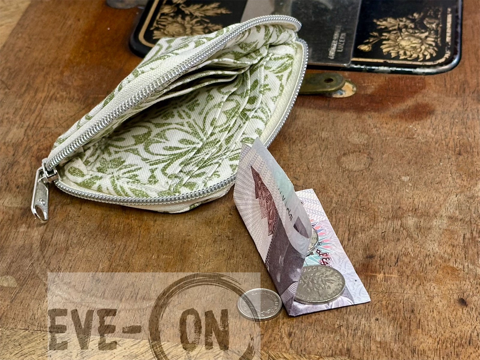 10124 Ornamente oliv auf beige