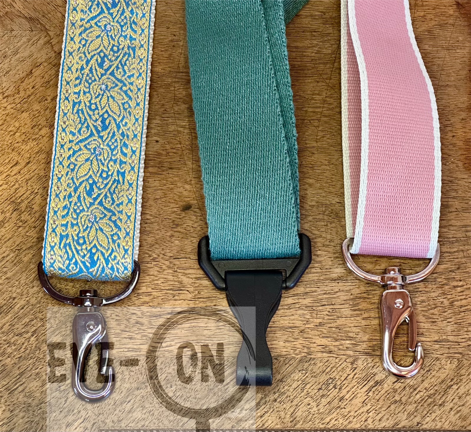 v.l.n.r. bestickt blau gold 40cm, petrol hell 40cm, rosa beige 40cm